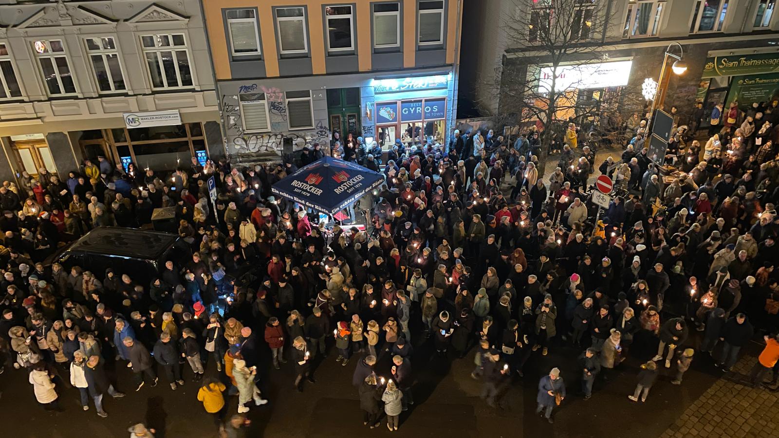 Fast 1000 Sangesfreudige kamen zum Adventsbalkonsingen am 8. Dezember.