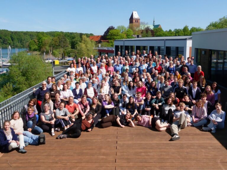 Gruppenfoto aller beteiligten Sänger in Ratzeburg